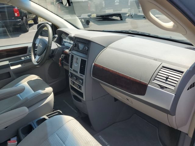 Used 2009 Chrysler Town & Country Touring FWD image 24
