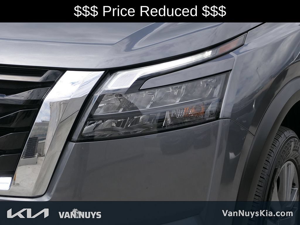 Used 2025 Nissan Pathfinder SV FWD image 28