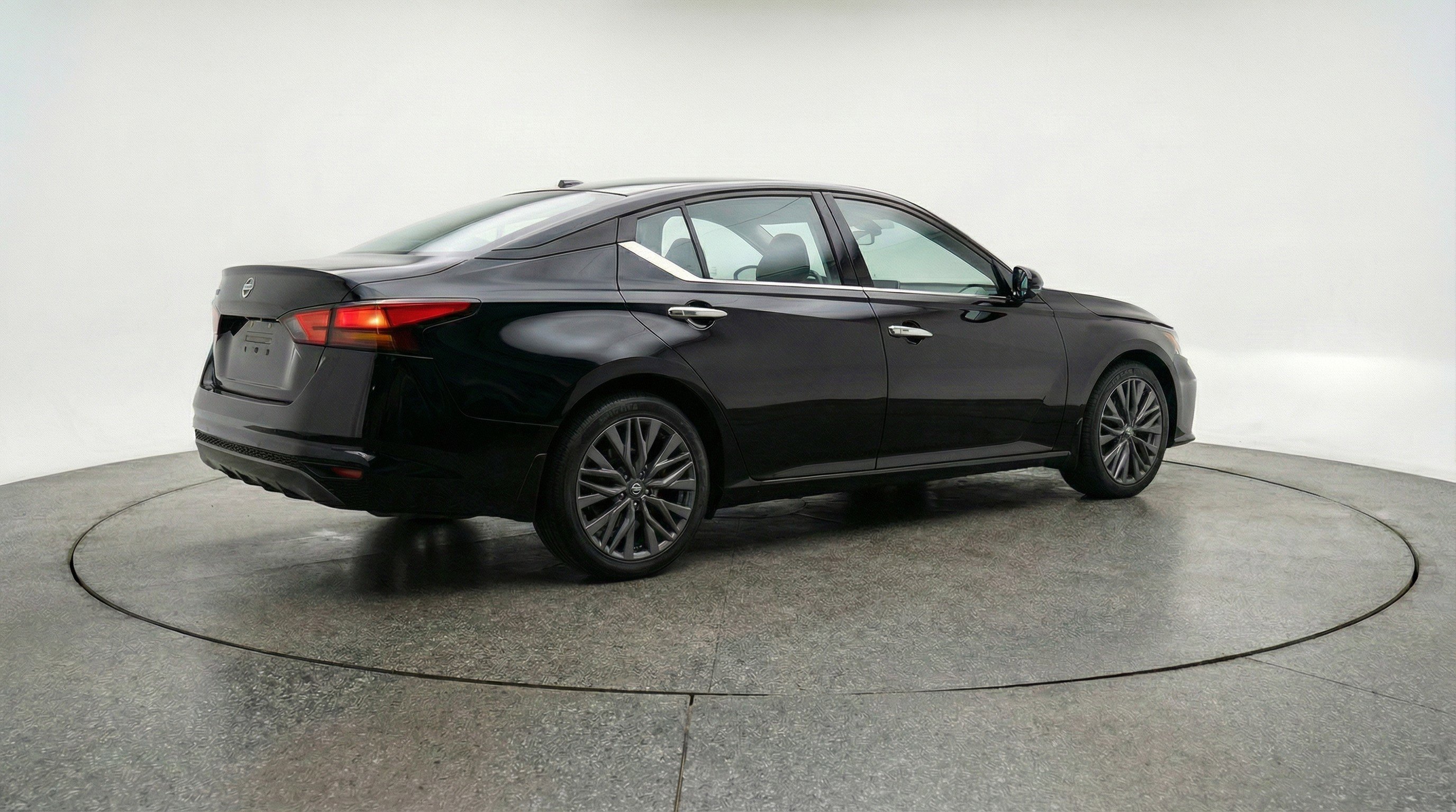 Used 2025 Nissan Altima 2.5 SV image 9