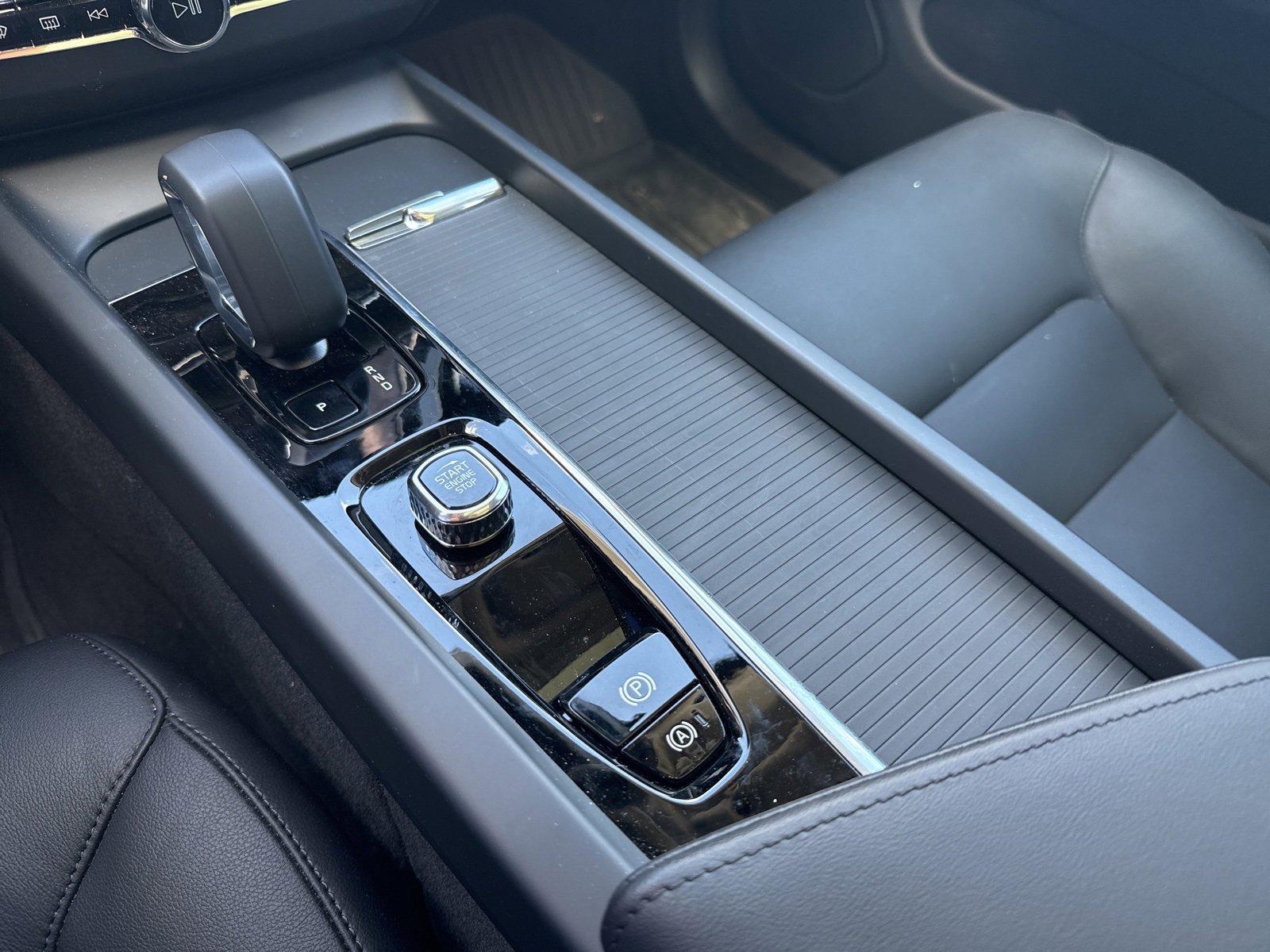 Certified 2025 Volvo XC60 T8 Core w/ Protection Package Premier image 23