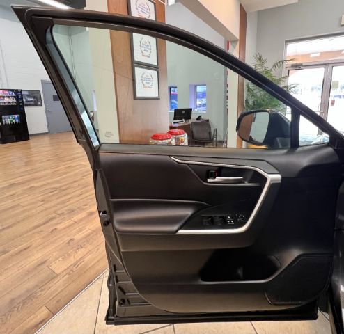 Used 2021 Toyota RAV4 XLE AWD/4WD image 6