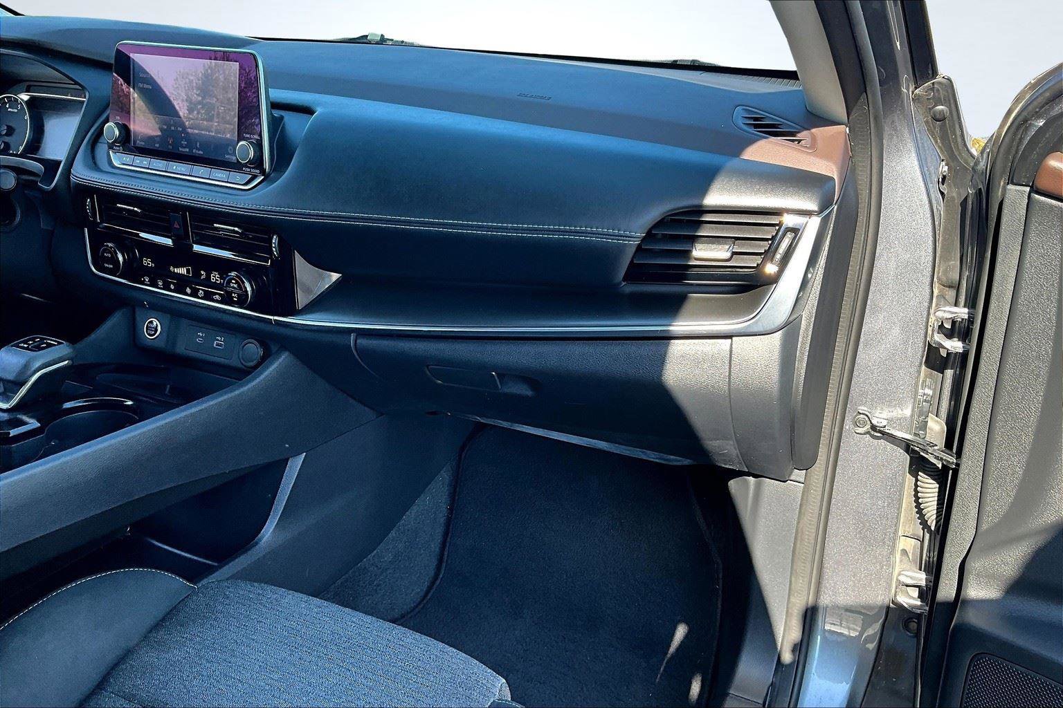 Used 2022 Nissan Rogue SV image 17