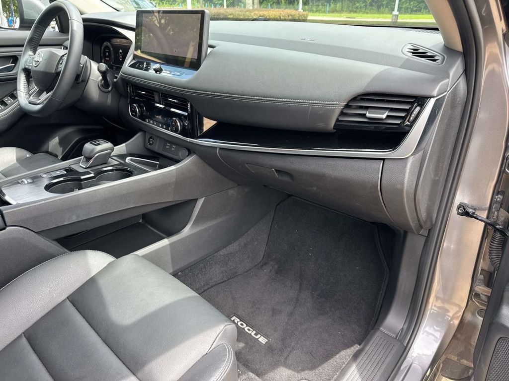Used 2025 Nissan Rogue SL FWD image 17