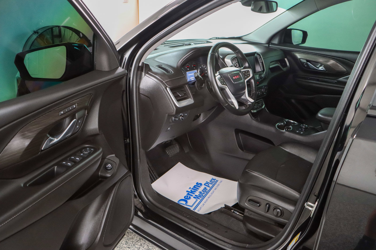 Used 2024 GMC Terrain SLT FWD image 3