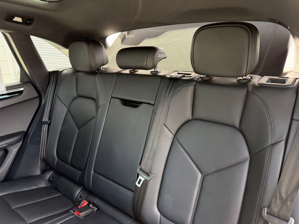 Used 2024 Porsche Macan AWD/4WD image 17