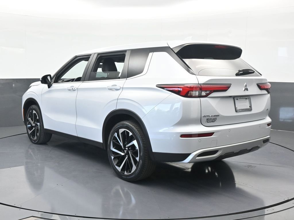 Used 2023 Mitsubishi Outlander SE image 4