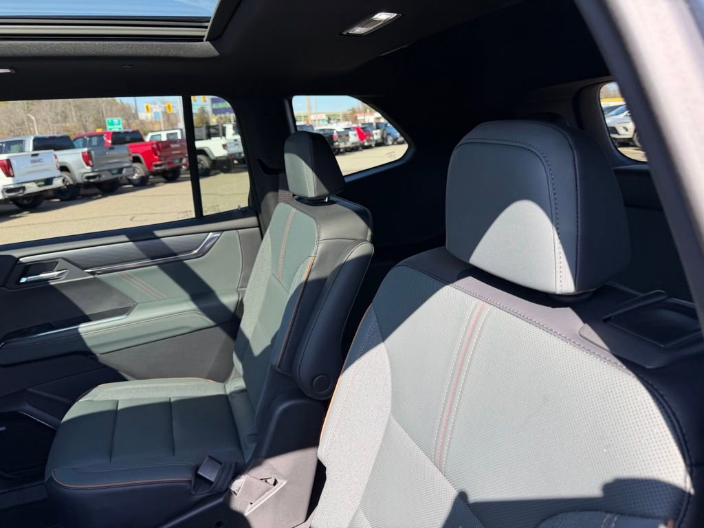 Used 2024 GMC Acadia AT4 w/ Luxury Package image 11