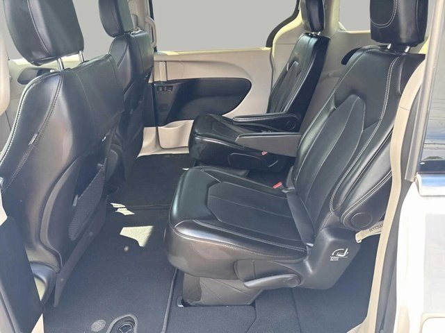 Used 2024 Chrysler Pacifica Touring-L image 7