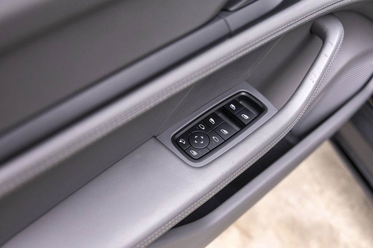 Used 2022 Porsche Taycan GTS AWD/4WD image 34