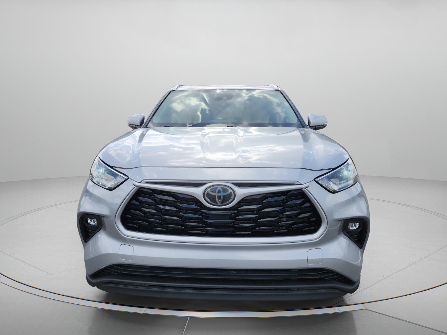 Used 2021 Toyota Highlander XLE FWD video 2