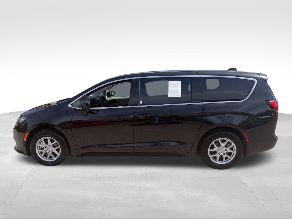 Used 2023 Chrysler Voyager LX FWD image 2