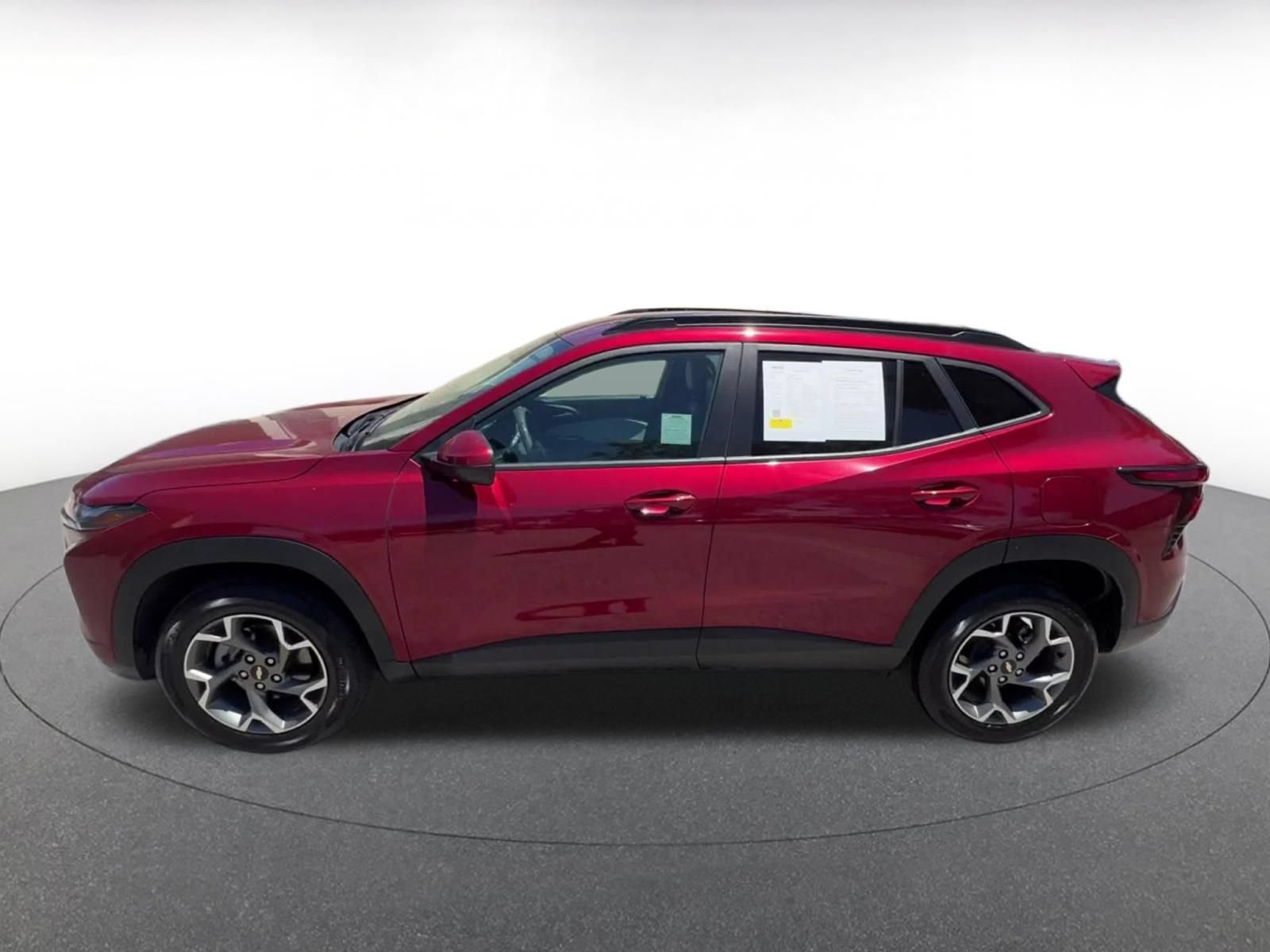 Used 2025 Chevrolet Trax LT FWD image 8