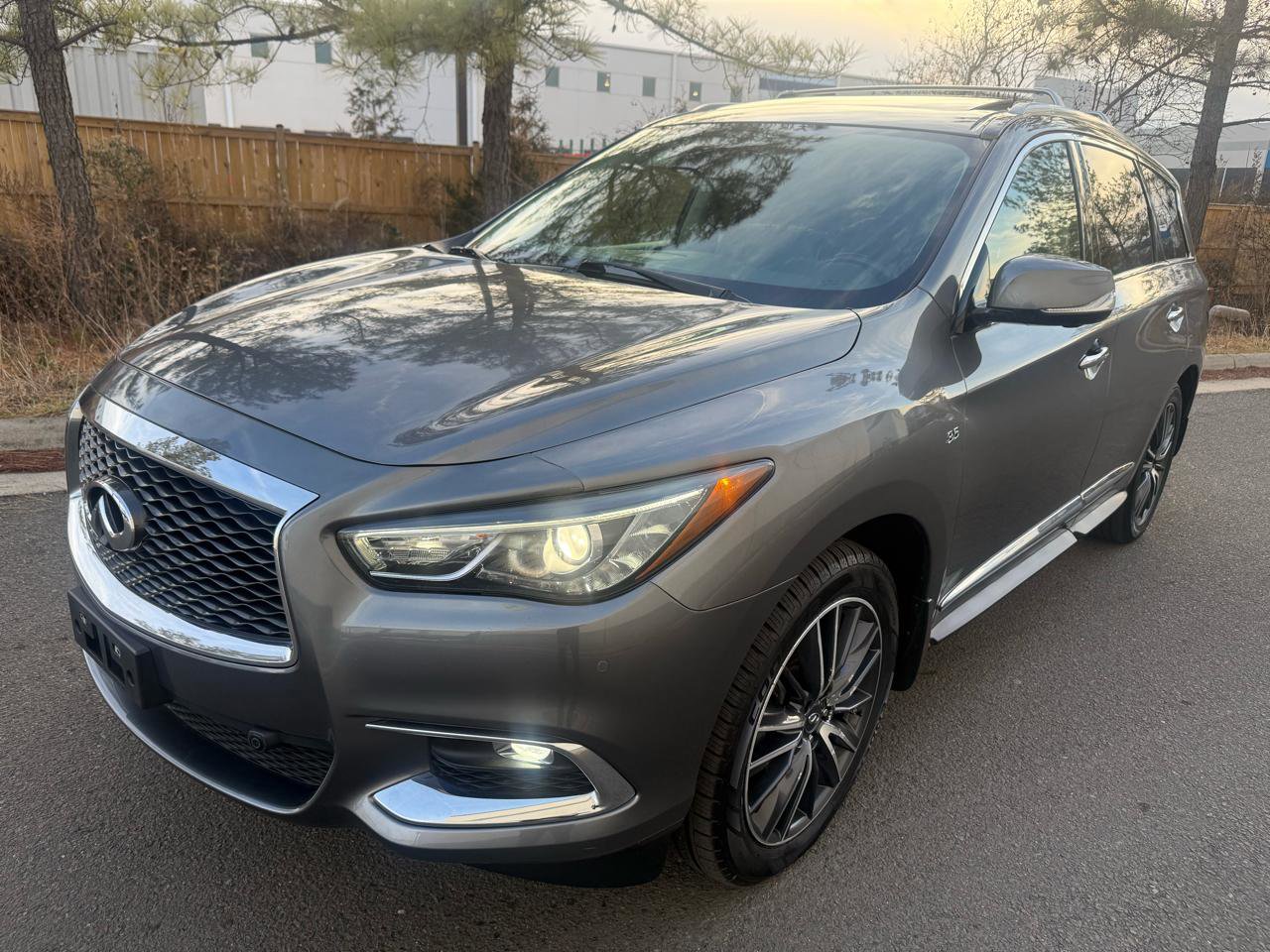 Used 2017 INFINITI QX60 Luxe w/ Deluxe Technology Package image 2