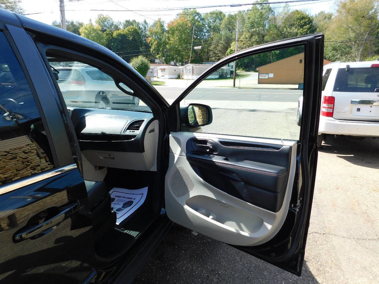 Used 2017 Dodge Grand Caravan SXT image 28