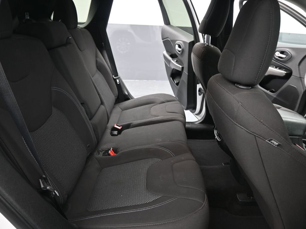 Used 2019 Jeep Cherokee Latitude w/ Popular Appearance Group AWD/4WD image 12