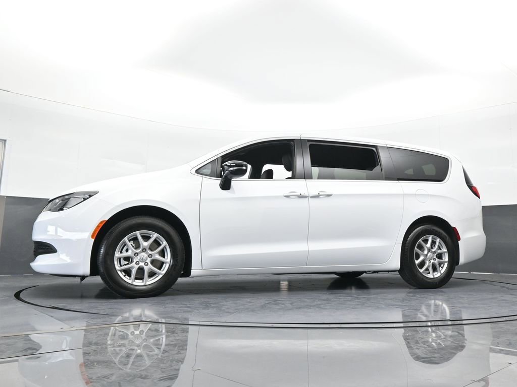 Used 2026 Chrysler Voyager LX image 54