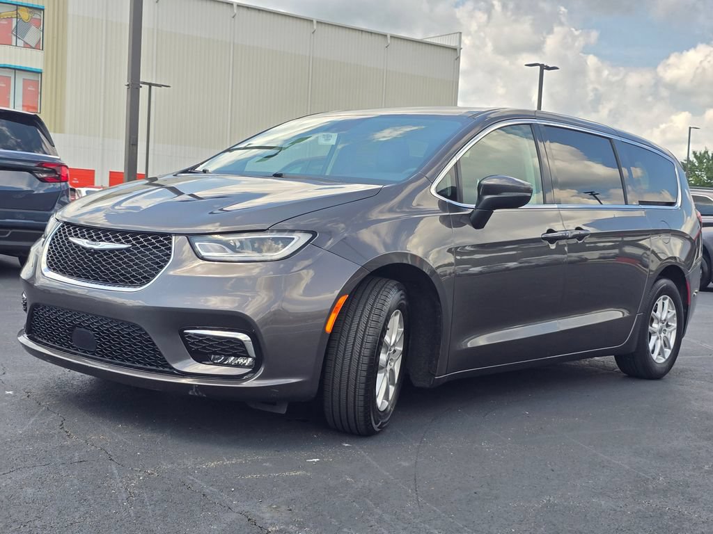 Used 2023 Chrysler Pacifica Touring-L FWD image 4