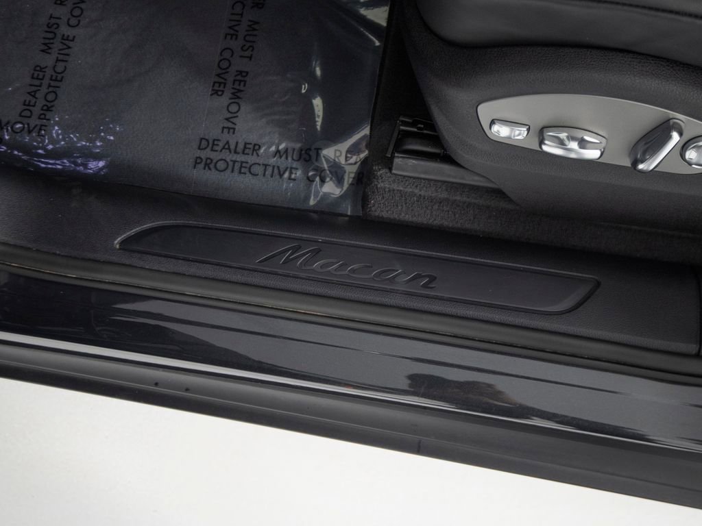 Certified 2025 Porsche Macan image 19