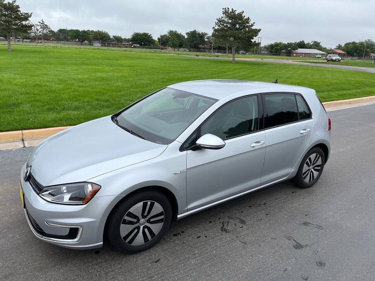 Used 2016 Volkswagen e-Golf SE w/ DC Fast Charging Package FWD image 1