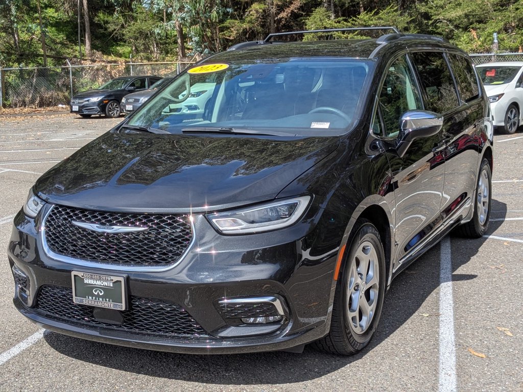 Used 2023 Chrysler Pacifica Limited FWD image 2