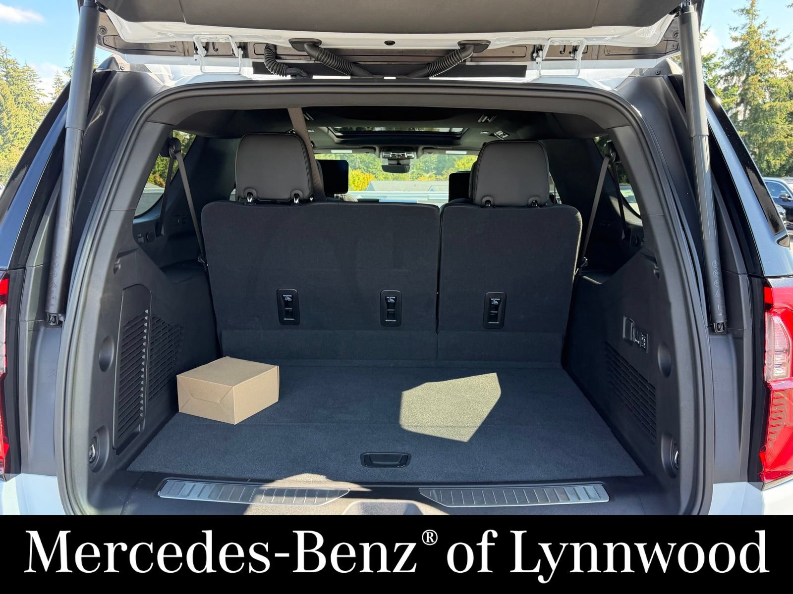 Used 2026 GMC Yukon XL Denali w/ Denali Reserve Package AWD/4WD image 9