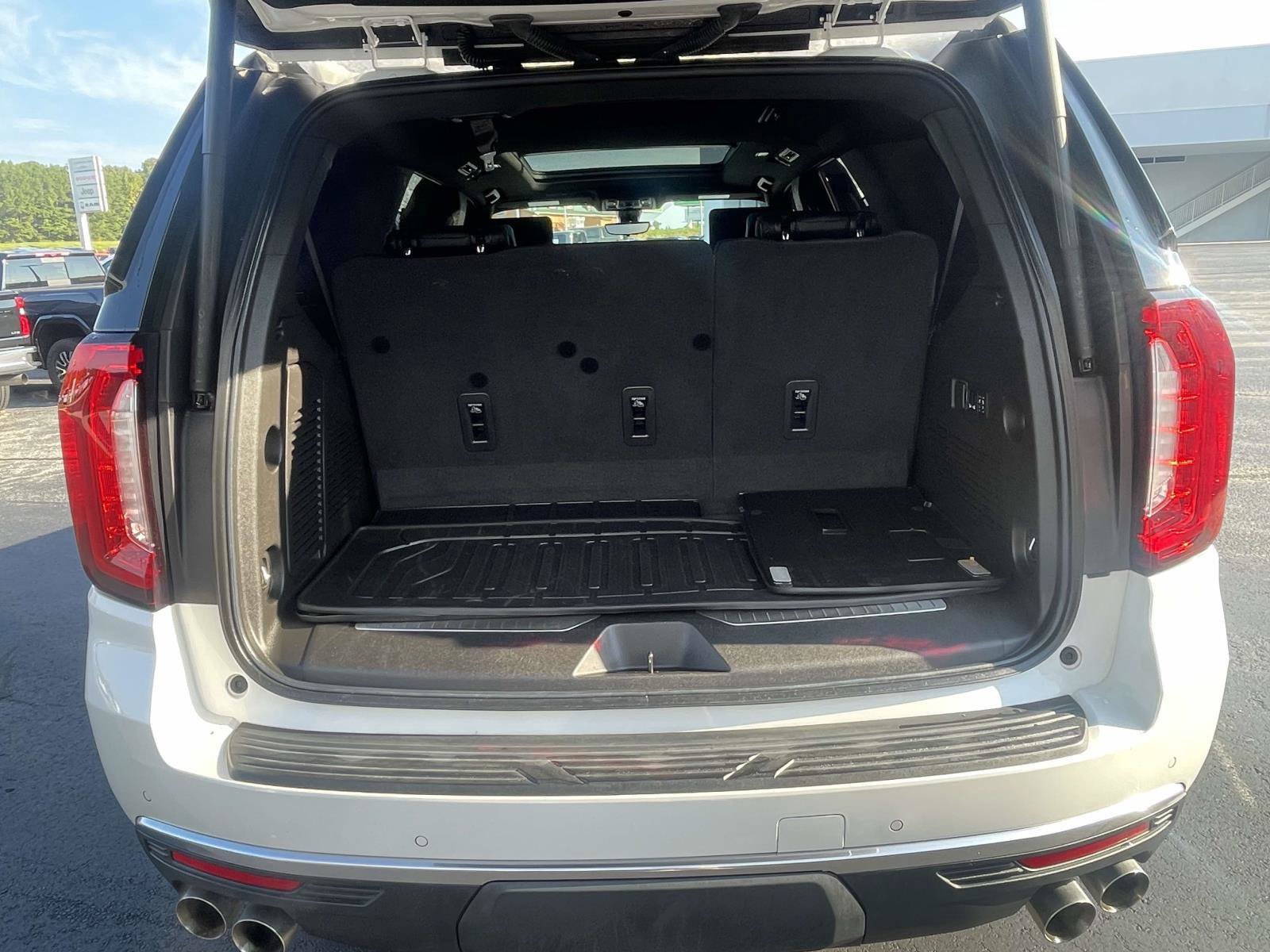Used 2021 GMC Yukon Denali w/ Denali Premium Package RWD image 6