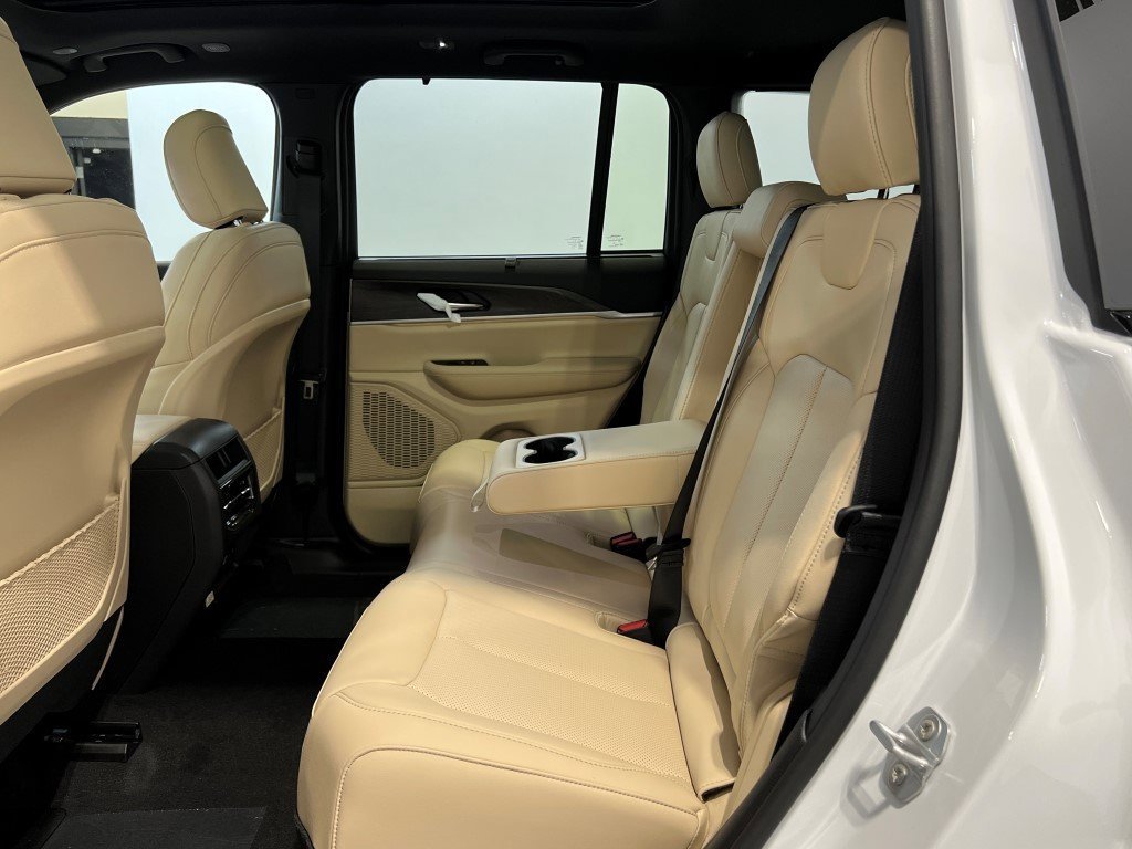 New 2025 Jeep Grand Cherokee Limited w/ Luxury Tech Group II image 12