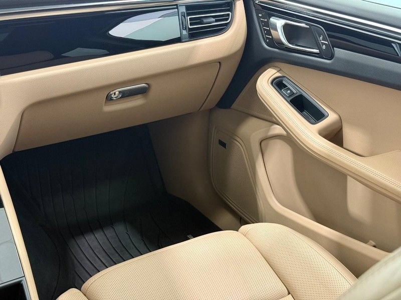Certified 2025 Porsche Macan AWD/4WD image 18
