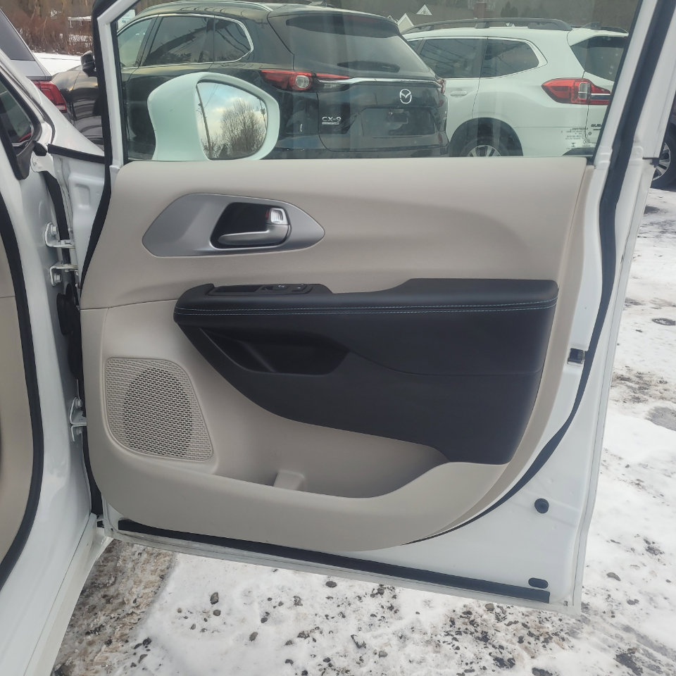 Used 2018 Chrysler Pacifica Touring Plus image 23