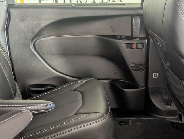 Used 2025 Chrysler Pacifica Select FWD image 30