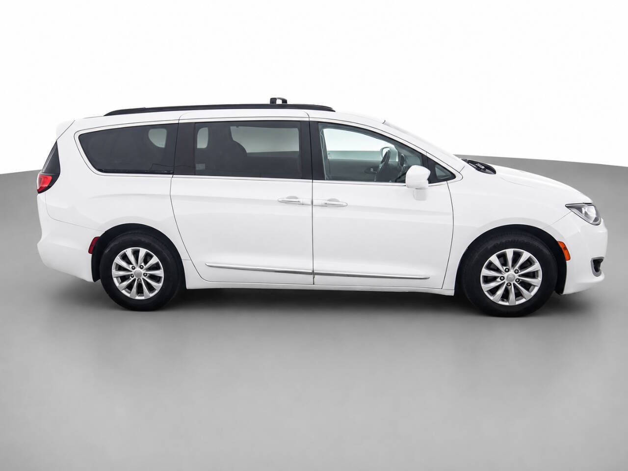 Used 2017 Chrysler Pacifica Touring-L FWD image 4