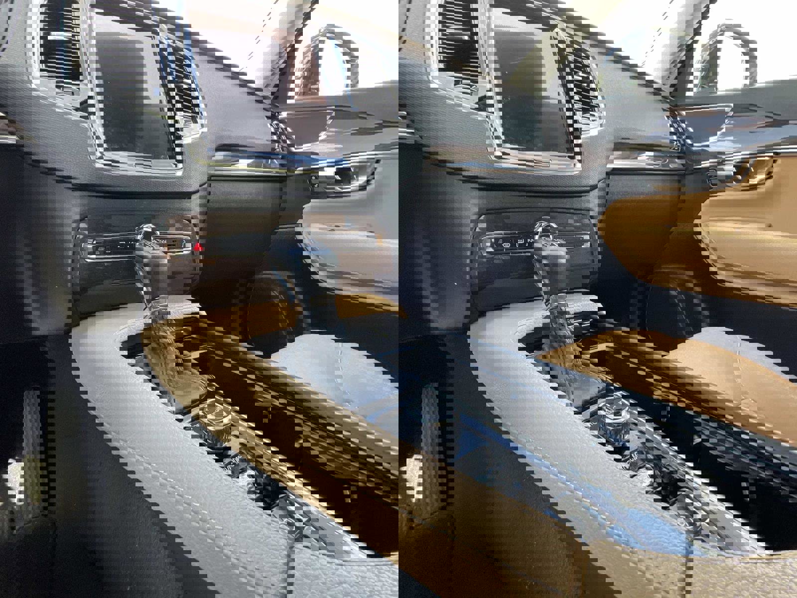 Used 2016 Volvo XC90 T6 Momentum w/ Momentum Plus Package image 30