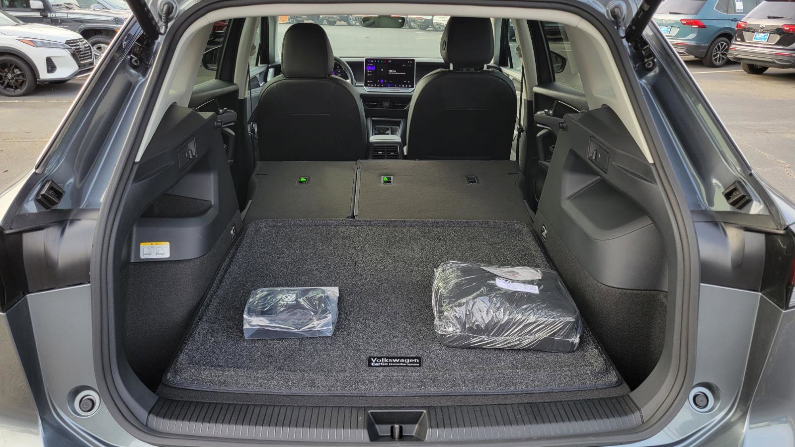 Used 2025 Volkswagen Tiguan SE image 46