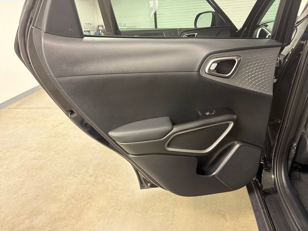 Used 2025 Kia Soul LX w/ LX Technology Package FWD image 27