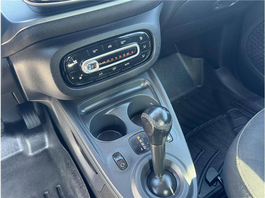 Used 2017 smart fortwo passion image 22