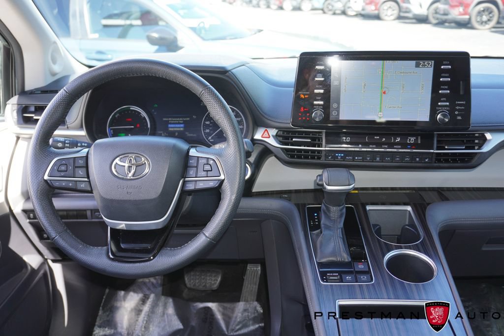 Used 2022 Toyota Sienna Limited AWD/4WD image 2
