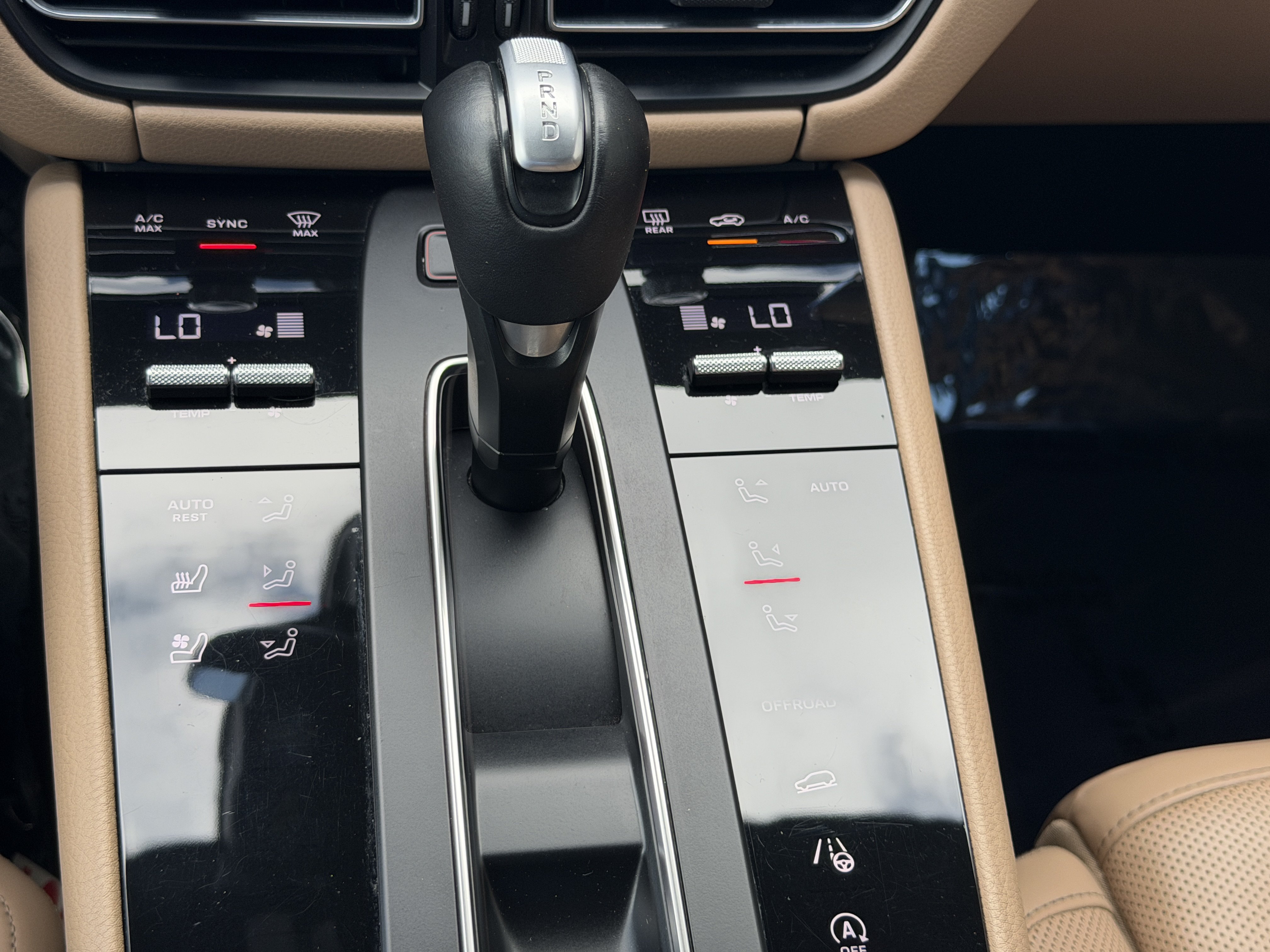 Certified 2024 Porsche Macan AWD/4WD image 30