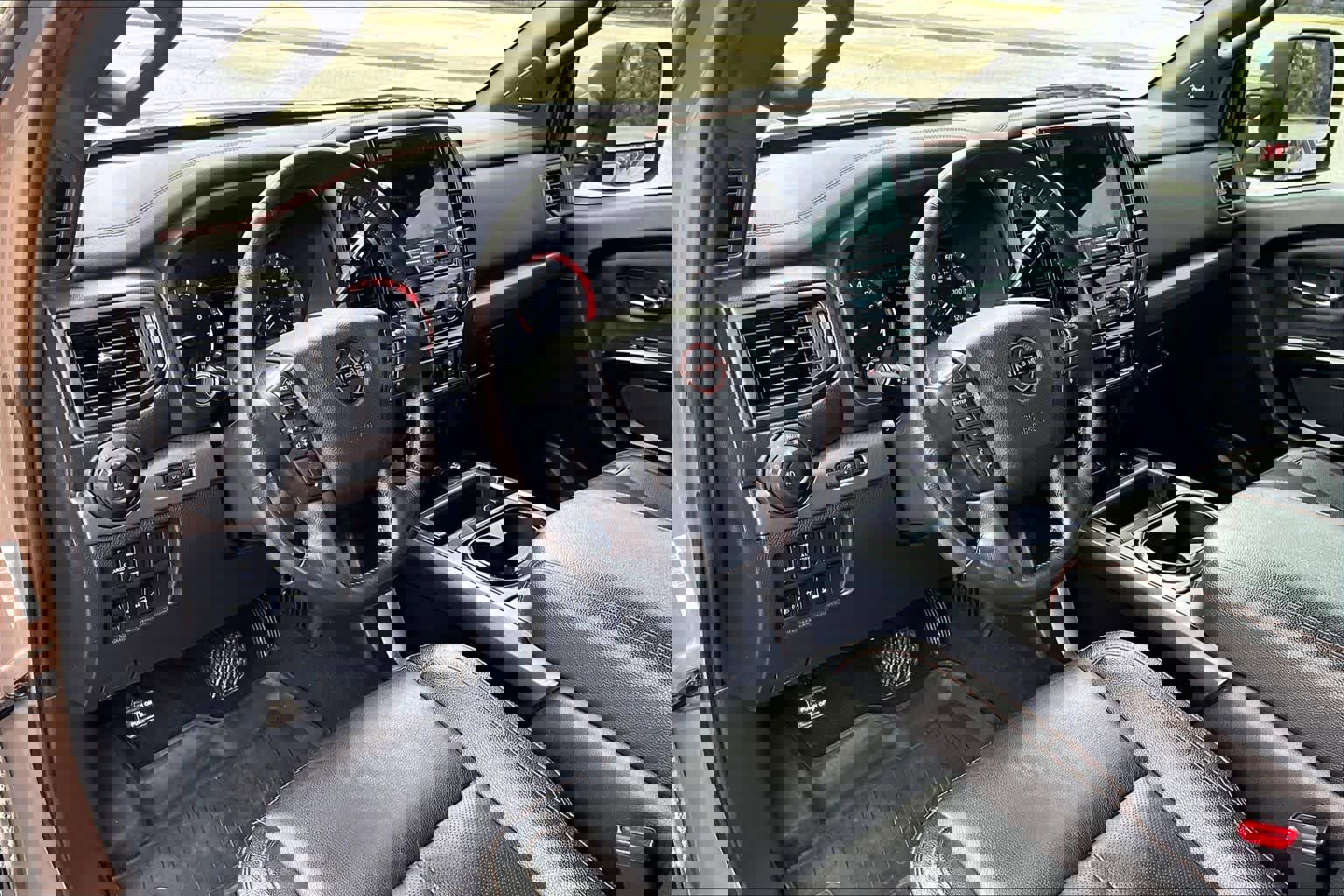 Used 2024 Nissan Titan PRO-4X w/ Pro-4x Convenience Package image 18