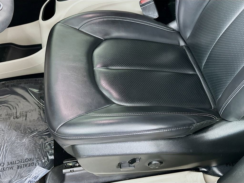 Certified 2023 Chrysler Pacifica Touring-L FWD image 29