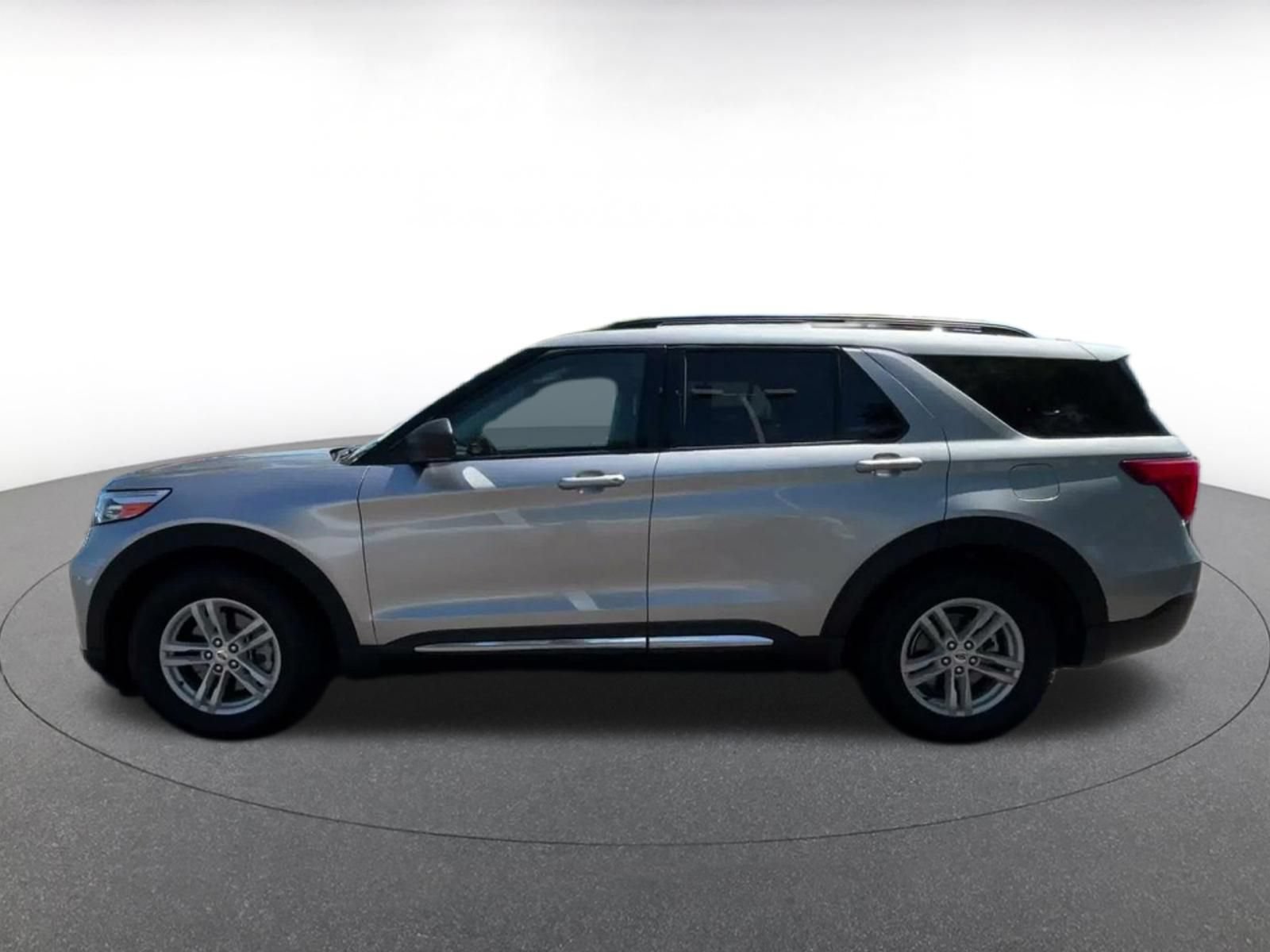 Used 2024 Ford Explorer XLT w/ Equipment Group 202A RWD image 8