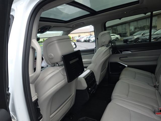 Used 2024 Jeep Wagoneer Series III w/ Premium Group I AWD/4WD image 37