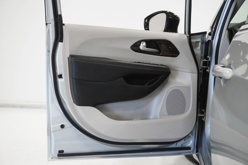 Certified 2024 Chrysler Pacifica Limited image 8
