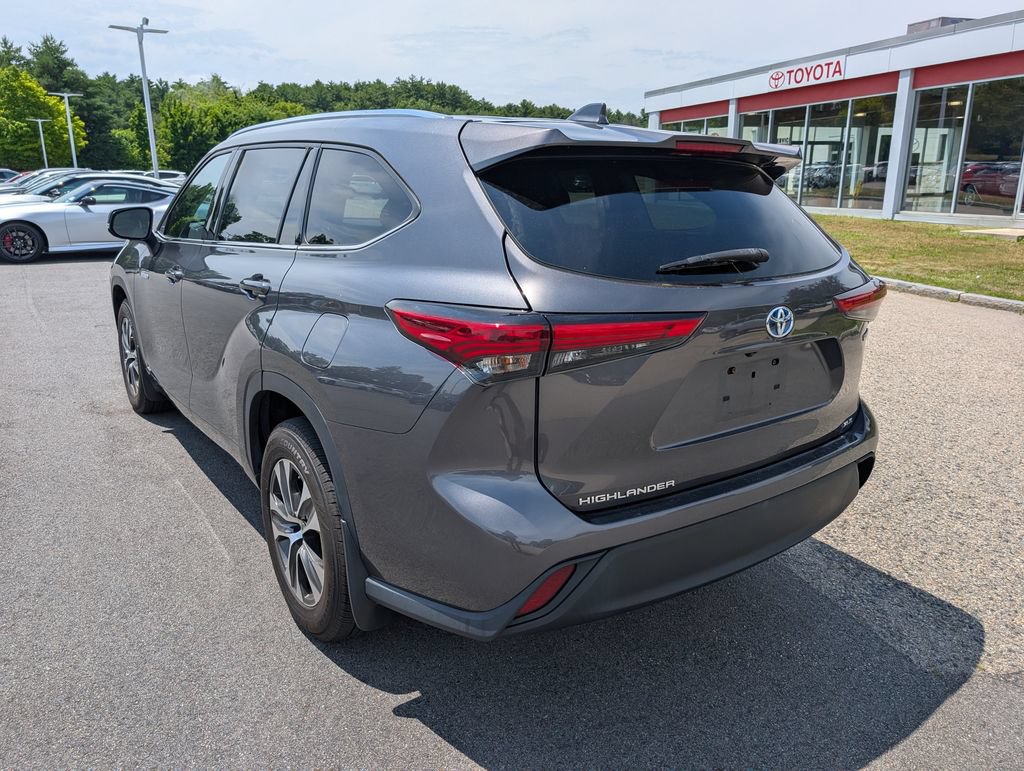 Used 2021 Toyota Highlander XLE AWD/4WD image 3