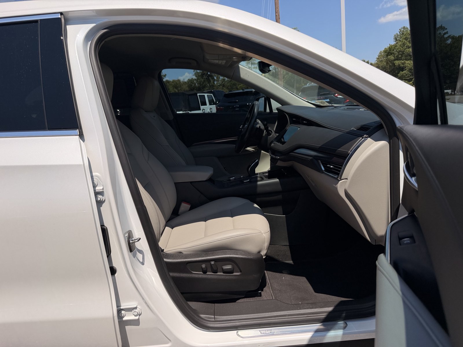 Used 2023 Cadillac XT4 Luxury FWD image 32
