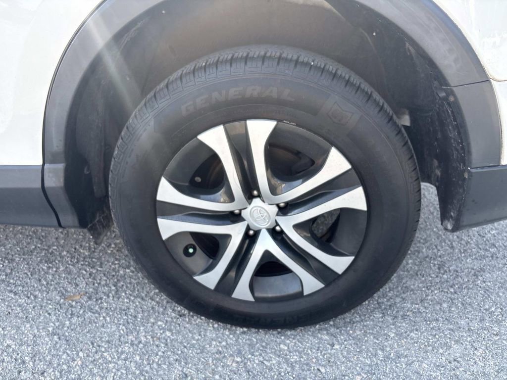 Used 2018 Toyota RAV4 LE FWD image 6