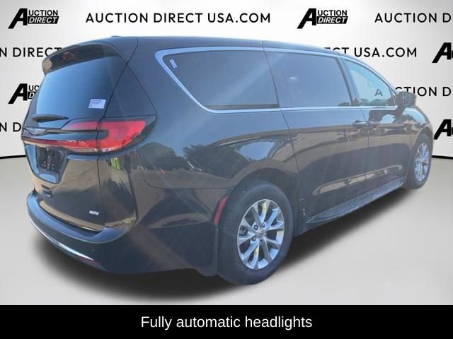 Used 2023 Chrysler Pacifica Touring-L image 6