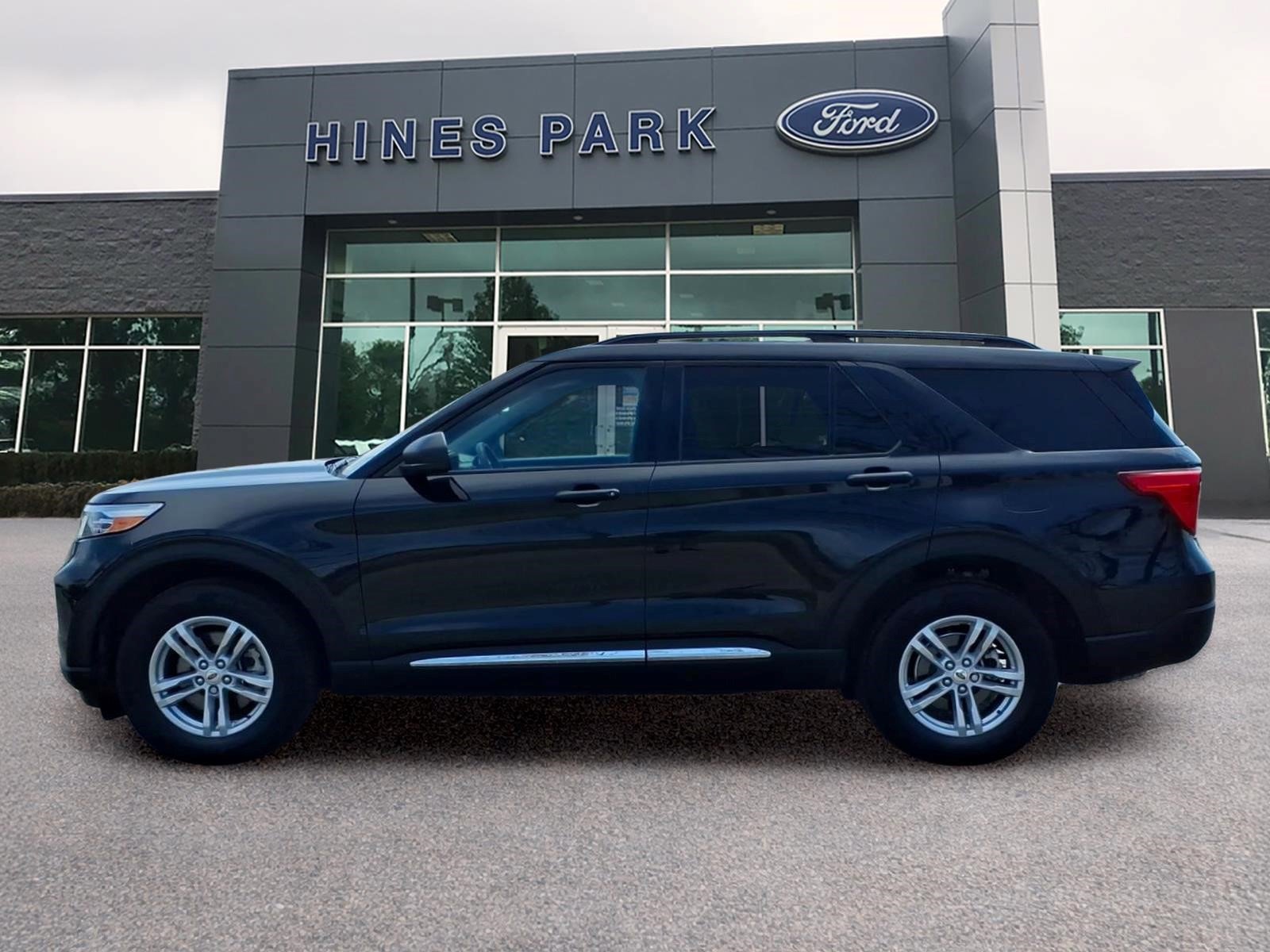 Certified 2023 Ford Explorer XLT w/ Equipment Group 202A AWD/4WD image 4