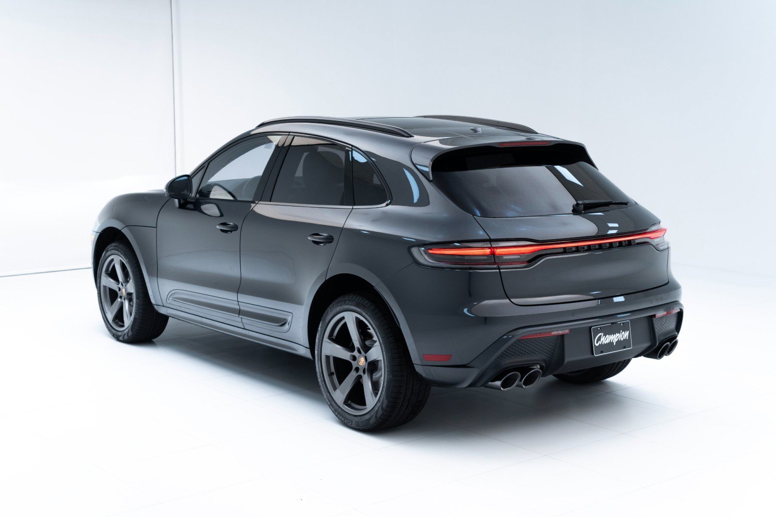 Certified 2025 Porsche Macan AWD/4WD image 3