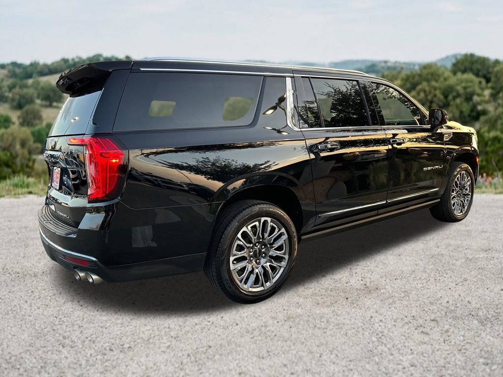 Used 2023 GMC Yukon XL Denali Ultimate AWD/4WD image 10