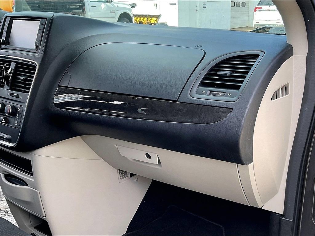 Used 2019 Dodge Grand Caravan SE w/ UConnect Hands-Free Group FWD image 12
